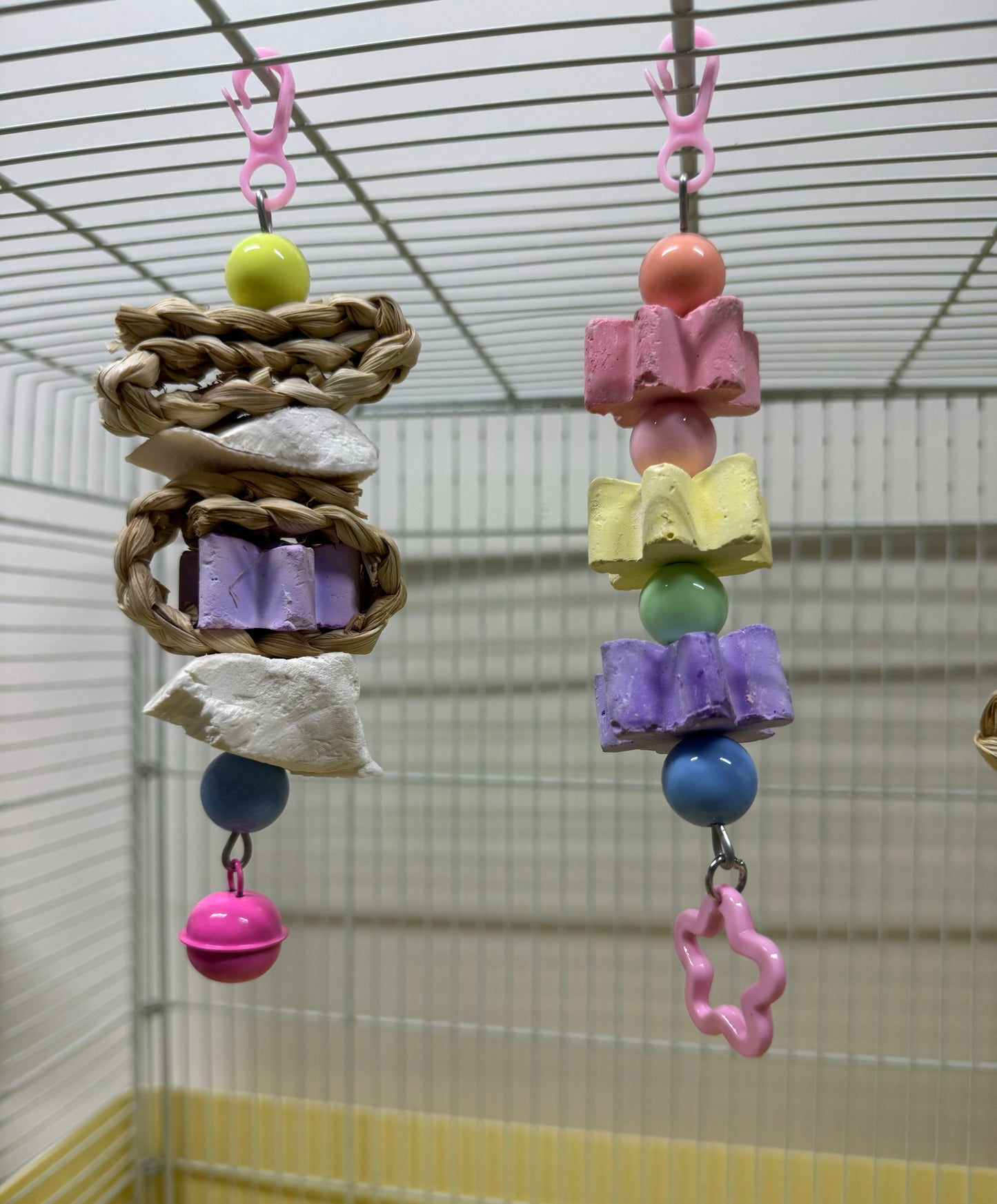 20x5cm Kawaii Style Mineral Stone Cuttlefish Bone with Stars Bell Hanging Parrot Toy for Small Medium Size Parrot Birdie Toy Cages Accessories