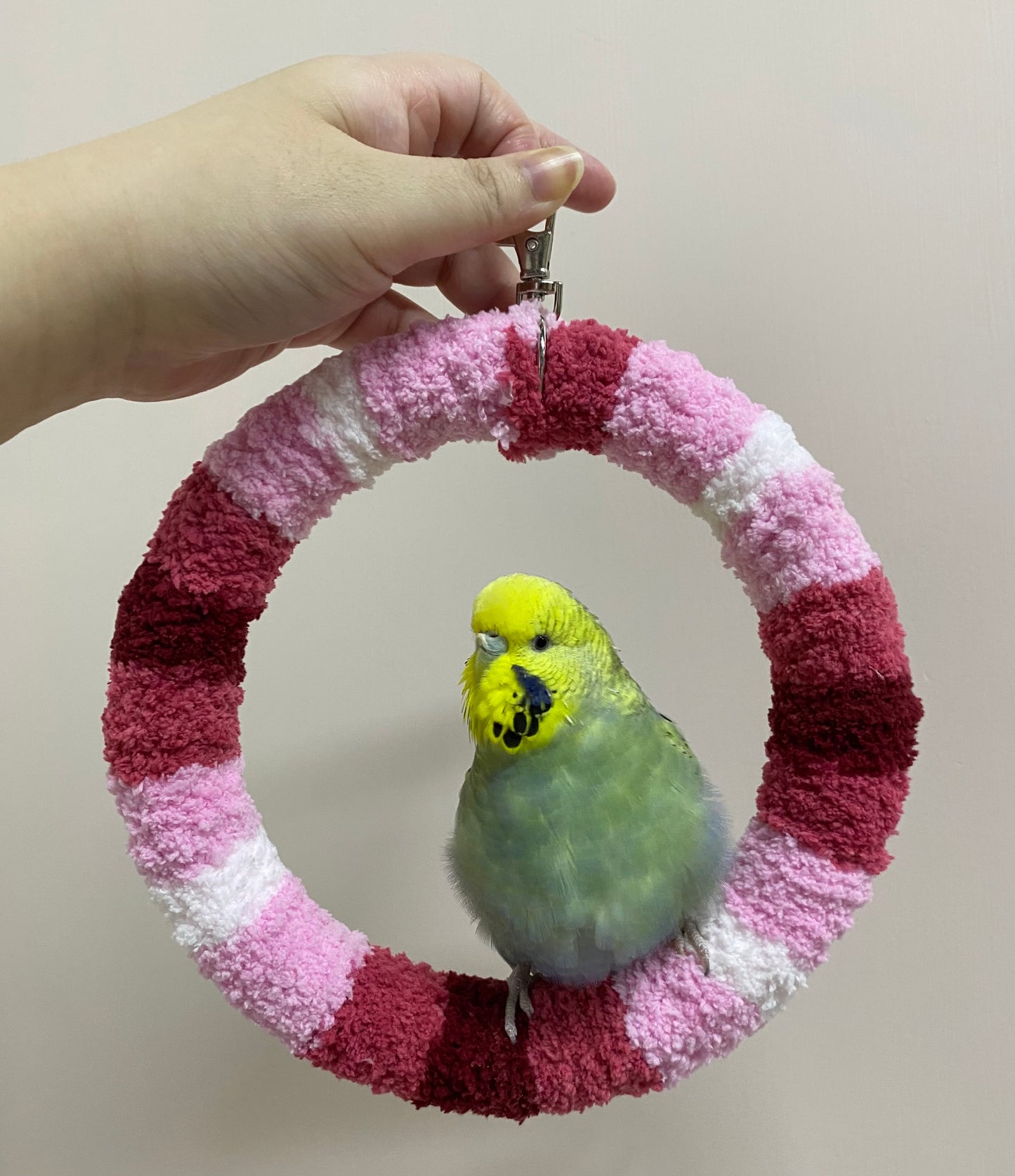 New Colour 17.5cm Strawberry Red Pink White Yarn Knitting Ring Swings Warm Parrot Birdie Toy